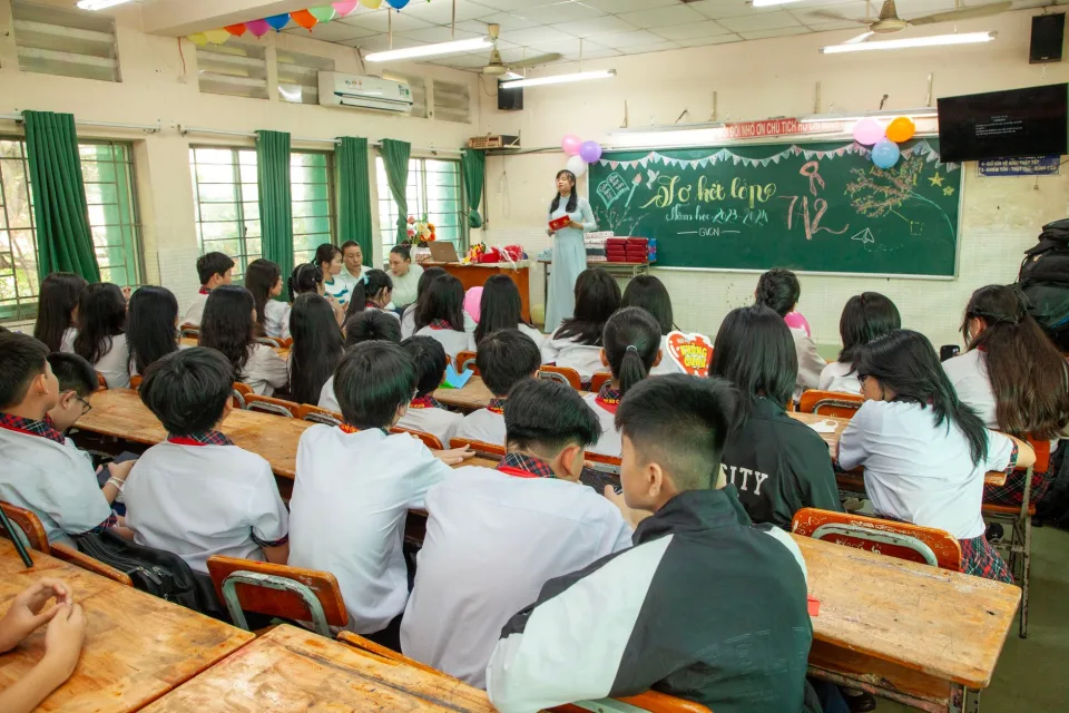 Sinh viên học tiếng Anh tại Trà Văn Lưu